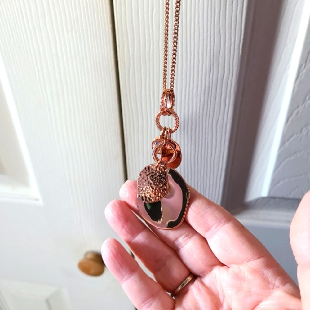 Premiere Jewelry Rosegold colored necklace.